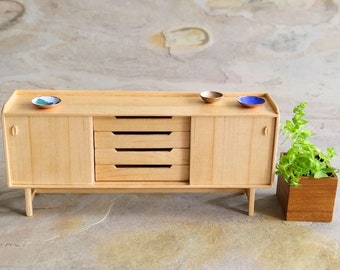 Aparador de madera de abedul reciclada. Hecho a mano en escala 1:12. Especial para coleccionistas de miniaturas y casas de muñecas