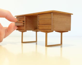Escritorio de nogal en miniatura. Hecho a mano en escala 1:12 - coleccionismo de miniaturas y casas de muñecas