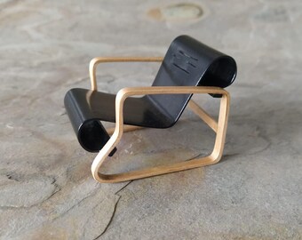 Sillón en miniatura (Paimio). Contrachapado curvado y lacado. Hecho a mano, escala 1:12 para coleccionistas de miniaturas y casas de muñecas