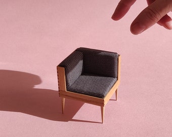 Réplica en miniatura de  sillón de los años 60 para los amantes de las casas de muñecas y las miniaturas