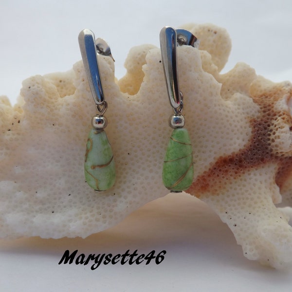 Boucles d'oreilles puces barrettes à perle goutte verte aux stries dorées avec perle de 3mm et apprêts en acier inoxydable