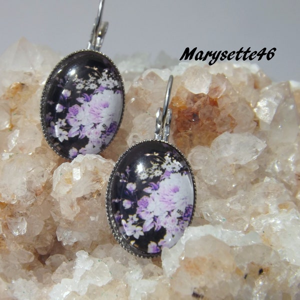 Boucles d'oreilles dormeuses à cabochon dôme 13x18mm en verre aux fleurs mauves sur fond noir avec apprêts en acier inoxydable