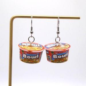 Maruchan Bowl Of Ramen minimerkoorbellen |Etensieoorbellen|Snackoorbellen|Leuke oorbellen|Miniatuurvoedselsieraden|Eigenzinnige oorbellen|Pasta-oorbellen|