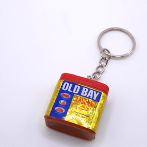 Glitzernder Old Bay Gewürz-Mini-Marken-Schlüsselanhänger|Food-Schlüsselanhänger|Snack-Schlüsselanhänger|Fun-Schlüsselanhänger|Miniatur-Food-Schlüsselanhänger|Skurrile Schlüsselanhänger|Miniaturen