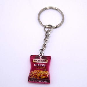 Synders Brezel Stück Honig Senf und Zwiebel Schlüsselanhänger|Essen Schlüsselanhänger|Snack Schlüsselanhänger|Fun Schlüsselanhänger|Miniatur Essen Schlüsselanhänger|Brezel Schlüsselanhänger|
