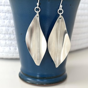 Lange oorbellen, blad, s925 sterlingzilver, mat, moderne sieraden, eenvoudige oorbellen, matte oorbellen, botanische oorbellen, handgemaakt, Botanicaz