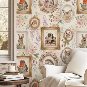 Puede incluir: Papel pintado con un patrón repetitivo de ilustraciones enmarcadas de animales leyendo libros, incluyendo conejos, erizos, ardillas y pájaros, intercalados con rosas rosadas y ramas de lavanda sobre un fondo crema claro.