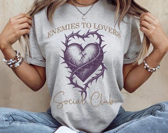 Camiseta del Club Social de Enemigos a Enamorados: Un Regalo Romántico y Literario