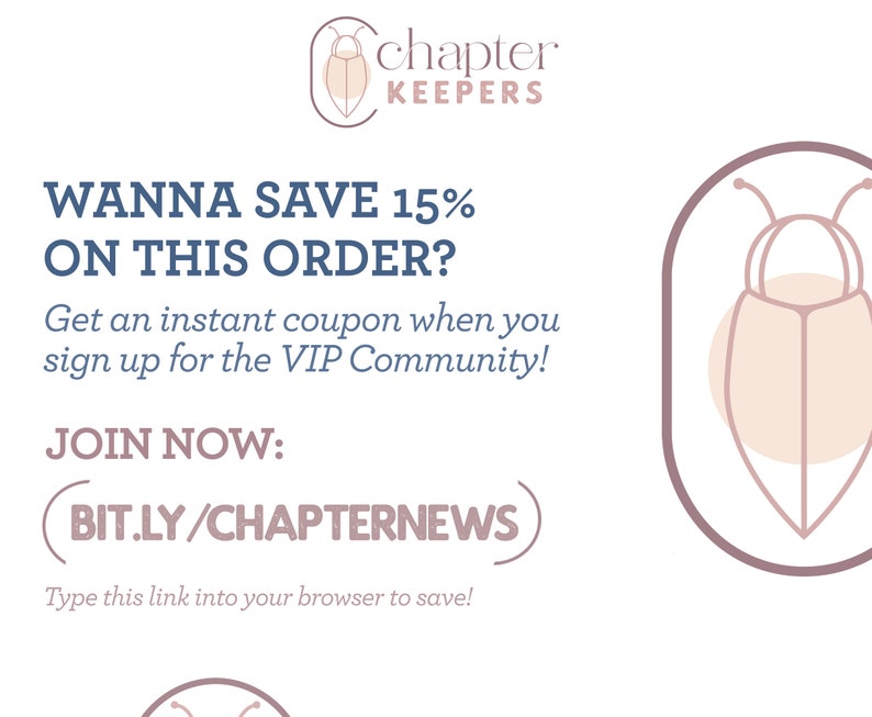 Pu&ograve; includere: Una grafica con un'illustrazione stilizzata di un insetto e il testo "chapter KEEPERS" in azzurro. Il testo "WANNA SAVE 15% ON THIS ORDER?" &egrave; in blu scuro. Il testo "Get an instant coupon when you sign up for the VIP Community!" &egrave; in azzurro. Il testo "JOIN NOW: (BIT.LY/CHAPTERNEWS" &egrave; in blu scuro. Il testo "Type this link into your browser to save!" &egrave; in azzurro.