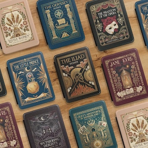 以下が含まれることがあります： 「Little Women」、「The Odyssey」、「The Phantom of the Opera」、「The Little Prince」、「The Iliad」、「Jane Eyre」、「Wuthering Heights」、「Alice's Adventures in Wonderland」などのタイトルと、それぞれに精巧なイラストが描かれた、本をテーマにしたケースのコレクション。