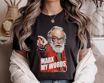 Może przedstawiać: Czarny t-shirt z grafiką mężczyzny z białym zarostem i okularami, który wskazuje na widza. Pod grafiką znajduje się napis "Mark My Words".