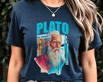 Może przedstawiać: Koszulka w kolorze granatowym z grafiką przedstawiającą filozofa Platona, z nadrukiem "PLATO is real?" z przodu.