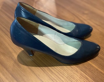 Footrest 7 1/2 Navy Classic Pumps