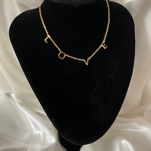 Colar LOVE Colar dourado com carta de amor Presente de dia dos namorados para seu presente de dia das mães Presente Galantine Presente de dia dos namorados para sua corrente de camadas