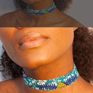 Puede incluir: Un collar gargantilla de tela con estampado azul, blanco y amarillo. La gargantilla est&aacute; hecha de una tela suave y flexible y es ajustable para adaptarse a la mayor&iacute;a de los tama&ntilde;os de cuello.