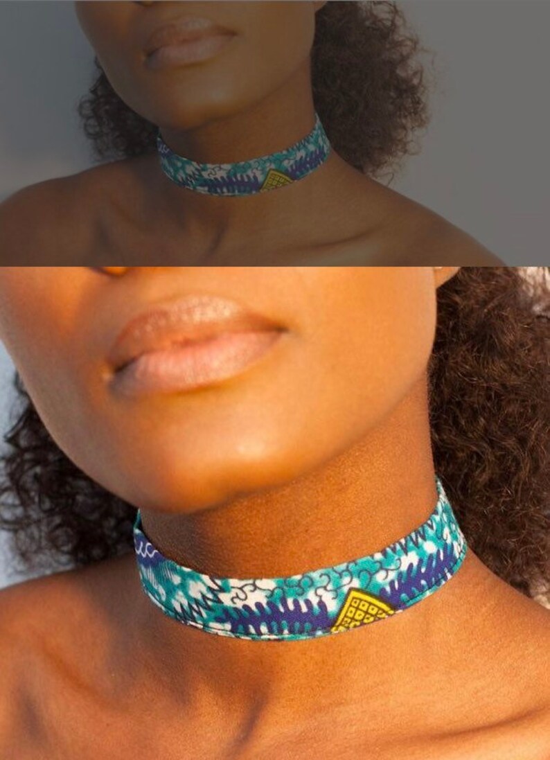 Puede incluir: Un collar gargantilla de tela con estampado azul, blanco y amarillo. La gargantilla est&aacute; hecha de una tela suave y flexible y es ajustable para adaptarse a la mayor&iacute;a de los tama&ntilde;os de cuello.