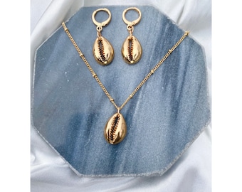 Gold Kauri Muschel Anhänger Halskette & Huggie Ohrringe Set