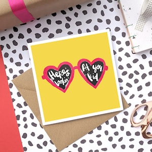 Novo cartão de bebê - Design retrô dos anos setenta - Heart Sunnies