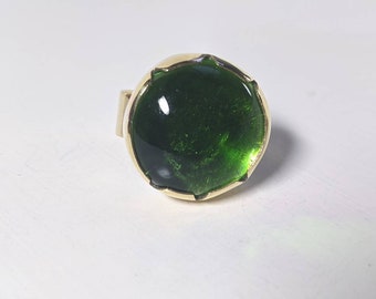 Ronde groene glazen cabochon met messing ring in V-vorm borstweringstijl
