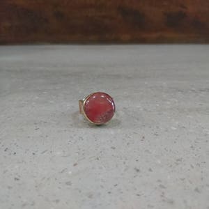 Anillo de latón con forma de &#39;botón&#39; y cabujón redondo de cristal rosa reciclado