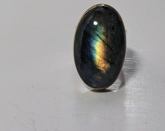 Grote ovale labradoriet edelsteen 'blushed' messing statement ring