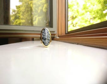 Topsy lange ovale messing statement ring met sneeuwvlok obsidiaan cabochon edelsteen hergebruikt, gerecycled, geüpcycled messing