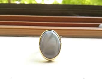 Weelderige ovale messing statementring met cabochon-edelsteen van wit gestreepte agaat hergebruikt, gerecycled, geüpcycled messing