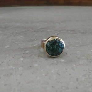 Anillo &#39;botón&#39; de latón con cabujón redondo de granito verde y negro de 15 mm