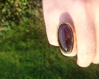 Topsy lange ovale koperen statementring met amethist cabochon edelsteen hergebruikt, gerecycled, geüpcycled messing