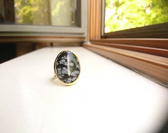 Weelderige ovale messing statement ring met sneeuwvlok obsidiaan cabochon edelsteen hergebruikt, gerecycled, geüpcycled messing