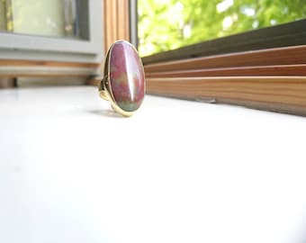 Topsy lange ovale messing statement ring met lepidoliet cabochon edelsteen hergebruikt, gerecycled, geüpcycled messing