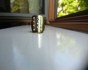 Blauw-wit geëmailleerde messing statement ring hergebruikt, gerecycled, geüpcycled messing