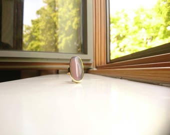 Topsy lange ovale messing statement ring met grijze maansteen cabochon edelsteen hergebruikt, gerecycled, geüpcycled messing