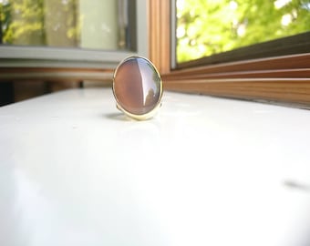 Weelderige ovale messing statement ring met grijze maansteen cabochon edelsteen hergebruikt, gerecycled, geüpcycled messing
