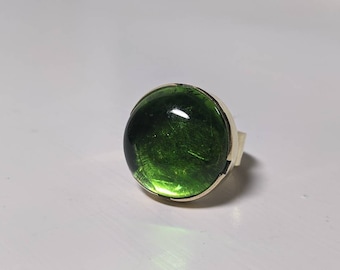 Ronde groene glazen cabochon met messing ring in borstweringstijl: