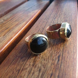 Anillo de latón con forma de &#39;botón&#39; y piedra preciosa cabujón de ónix negro redondo reciclado