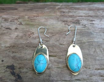 Ovale messing statement-oorbellen met ovale howliet/imitatieturkoois cabochonedelstenen met 925 sterlingzilver onderdelen