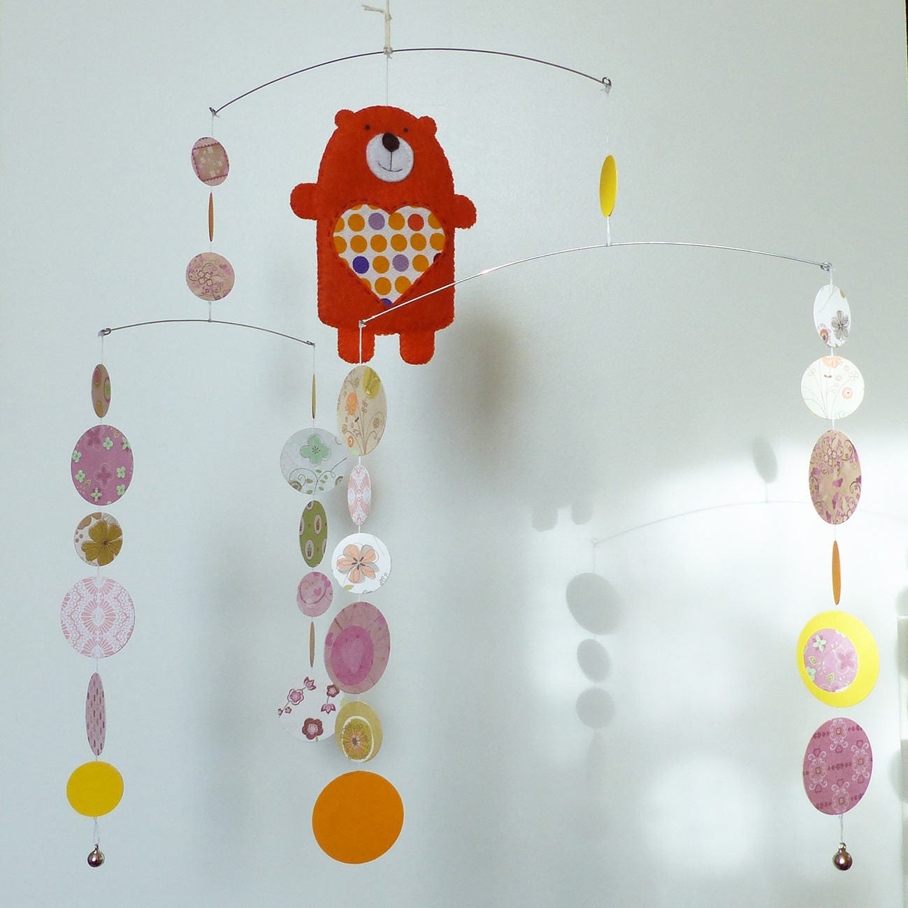 Mobile Ours Orange et Ronds à Motifs