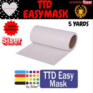 Puede incluir: Un rollo blanco de vinilo termoadhesivo TTD Easy Mask, de 5 yardas de largo. El rollo está sobre una superficie blanca. La imagen también incluye un logotipo con el texto "TTD Easy Mask by Siser".