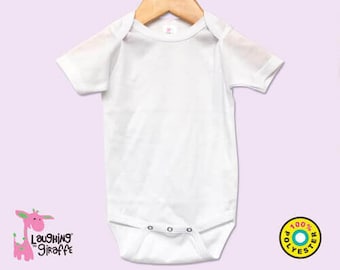 Könnte beinhalten: Weißer Baby-Strampler mit kurzen Ärmeln und Druckknöpfen. Der Strampler besteht aus 100% Polyester.