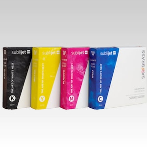 Op de afbeelding: Vier inktcartridges voor een sublimatieprinter. De cartridges zijn gelabeld met de kleuren zwart, geel, magenta en cyaan. De cartridges zijn 31 ml per stuk en zijn gelabeld "sublijet". De cartridges zijn bedoeld voor gebruik met Sawgrass SG500/SG1000 sublimatieprinters.