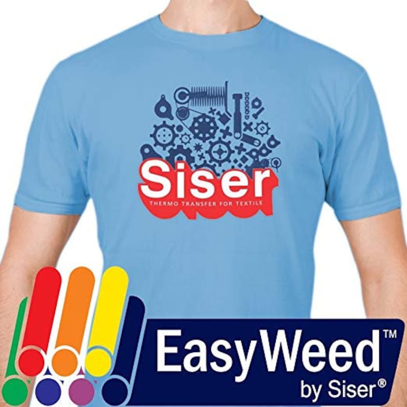 Puede incluir: Una camiseta azul claro con un logotipo rojo y azul que dice "Siser Thermo Transfer for Textile" y un dise&ntilde;o de engranajes y otras piezas mec&aacute;nicas. El texto "EasyWeed by Siser" est&aacute; impreso en blanco sobre un fondo azul oscuro.