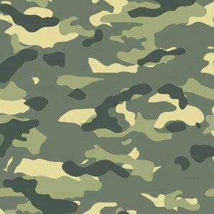 Puede incluir: Un patrón de camuflaje sin costuras en tonos de verde, marrón y beige. El patrón está formado por formas y líneas irregulares, creando un efecto de camuflaje realista.