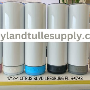 Peut inclure: Six gobelets à sublimation blancs avec des bases de couleurs différentes. Les bases sont rose, blanche, bleue, noire, grise et violette. Les gobelets sont tous de la même taille et de la même forme. Le texte "vinylandtulle supply.com" est imprimé sur l'image. Le texte "1712-1 CITRUS BLVD LEESBURG FL 34748" est imprimé sous les gobelets.