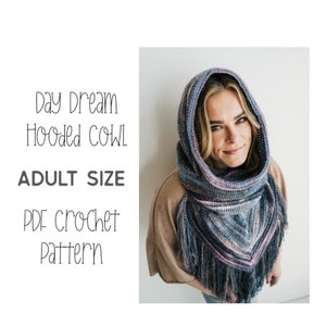 Może przedstawiać: Wzór na szydełkowy kaptur w kolorze niebieskim, różowym i białym z frędzlami. Wzór nosi nazwę "Day Dream Hooded Cowl Adult Size PDF Crochet Pattern".