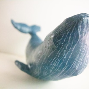 Balena scultura in carta. Upcycling carta. Regalo per amanti del mare. Creature meravigliose le balene.