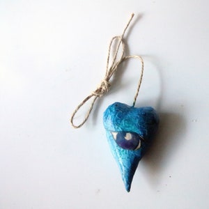 Cuore con occhio, cuore blu con occhio in cartapesta, prnamento in carta dipinta a mano, artigianato italiano