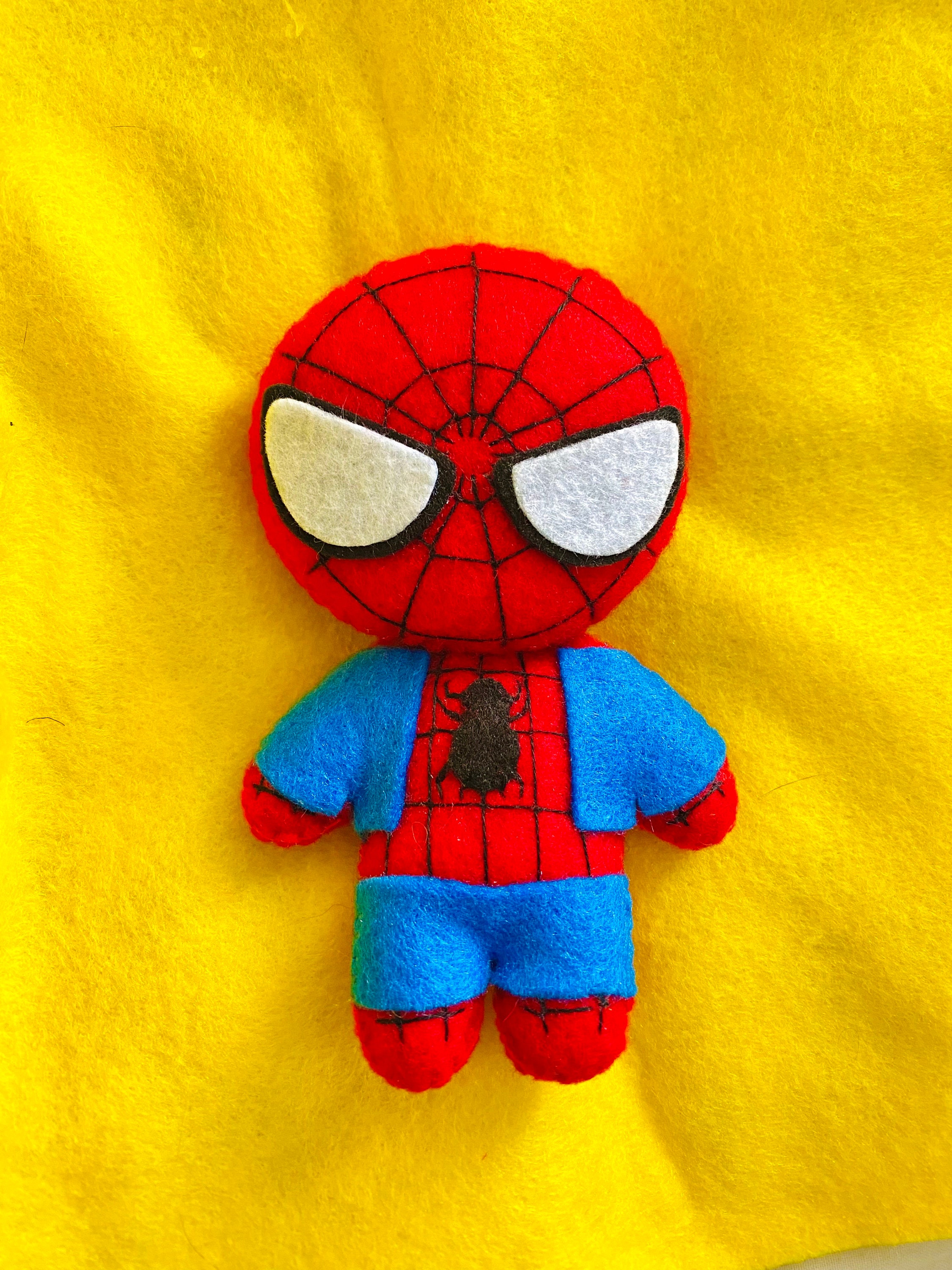 wopin Figurine en Peluche Spiderman, Poupée en Peluche, Peluches Douces,  Finition Douce au Toucher et Détails Brodés, Cadeaux de Poupée pour Enfants  (28Cm) : : Jeux et Jouets