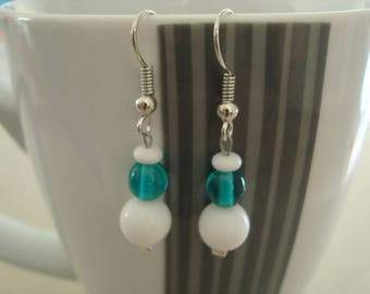 Pair of earrings, emerald green and white