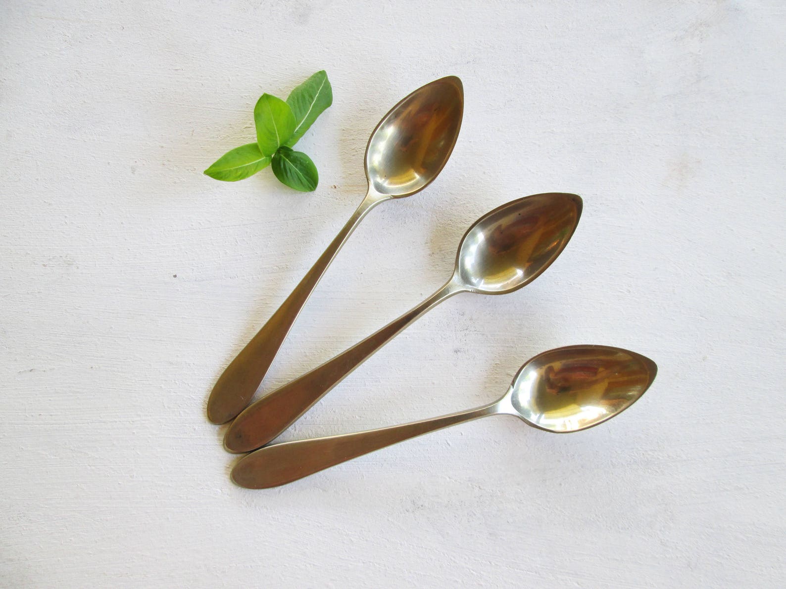 ложка столовая. чайная ложка. к чему падает ложка чайная на пол. к чему падает ложка чайная на пол. чайная и столовая ложка.